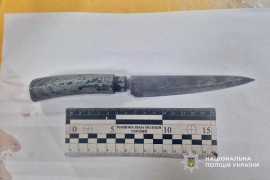 У Дніпрі чоловік з ножем пограбував магазин