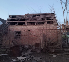 Майже 30 атак за добу: на Дніпропетровщині поранена жінка, пошкоджені будинки і ліцей