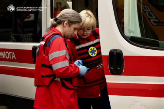 Після атаки на Дніпро двоє людей залишаються у важкому стані