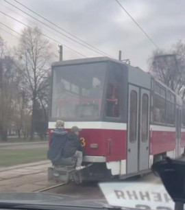 Екстремальні «розваги»: у Кам’янському діти займалися зачепінгом на трамваї