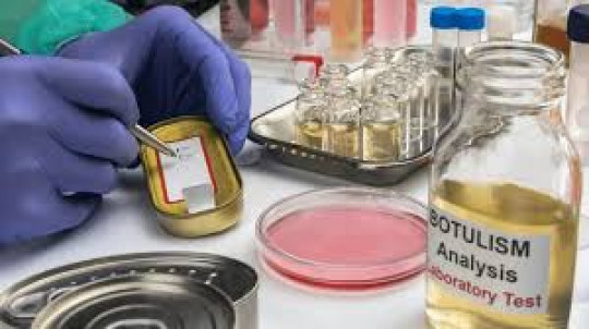 Ботулізм знову фіксують в Україні: медики попереджають про небезпеку домашніх консервів
