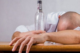 П’яний дебош у центрі Кам’янського: чоловік кидав самокати та чіплявся до людей