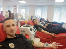 Поліцейські Кам’янського здали плазму для поранених і передали кошти на допомогу військовим