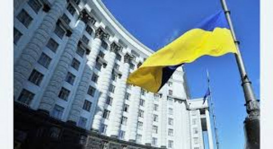 Уряд дозволив виїзд за кордон частині жінок-посадовиць