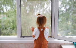 Поліція закликає батьків бути уважними: відчинені вікна можуть становити смертельну небезпеку для дітей