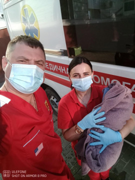 У Кам’янському швидка прийняла передчасні пологи вдома — народилася дівчинка