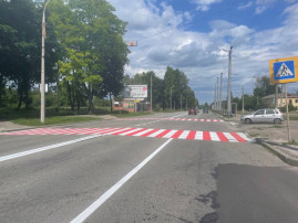 У Кам’янському оновлюють дорожню розмітку на переходах