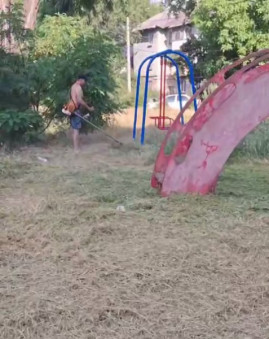 У Кам’янському мешканці самостійно покосили траву на дитячому майданчику