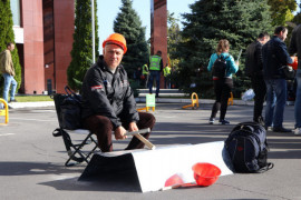 Возле главного офиса ПриватБанка в Днепре проходит пикет