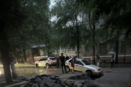У Кам'янському легковик провалився під асфальт на місці ремонту тепломережі