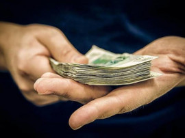 На Дніпропетровщині двох посадовців міськради засудили за хабар за виділення землі