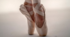 Возраст не помеха: в Днепре 65-летний преподаватель увлеклась балетом