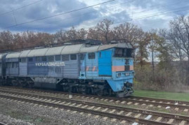 У П’ятихатках після атаки дрона пошкоджений електровоз, загорілася суха трава