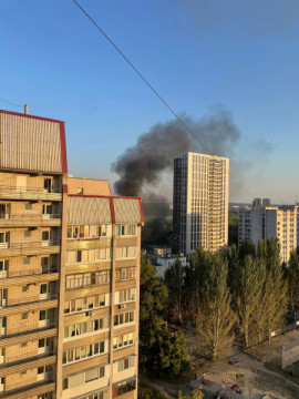Росіяни знову атакували Дніпро: після влучання горить торговельний центр