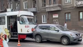 У Кам’янському на вулиці Героїв Рятувальників зіткнулися трамвай та автомобіль