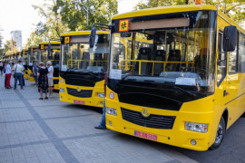 Новые автобусы передали опорным школам Днепропетровщины